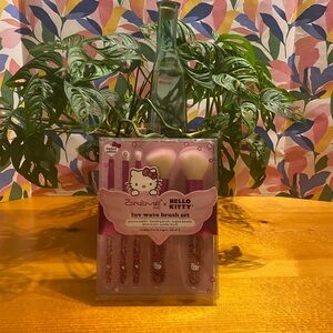 The Crème Shop x Hello Kitty Luv Wave Brush Set